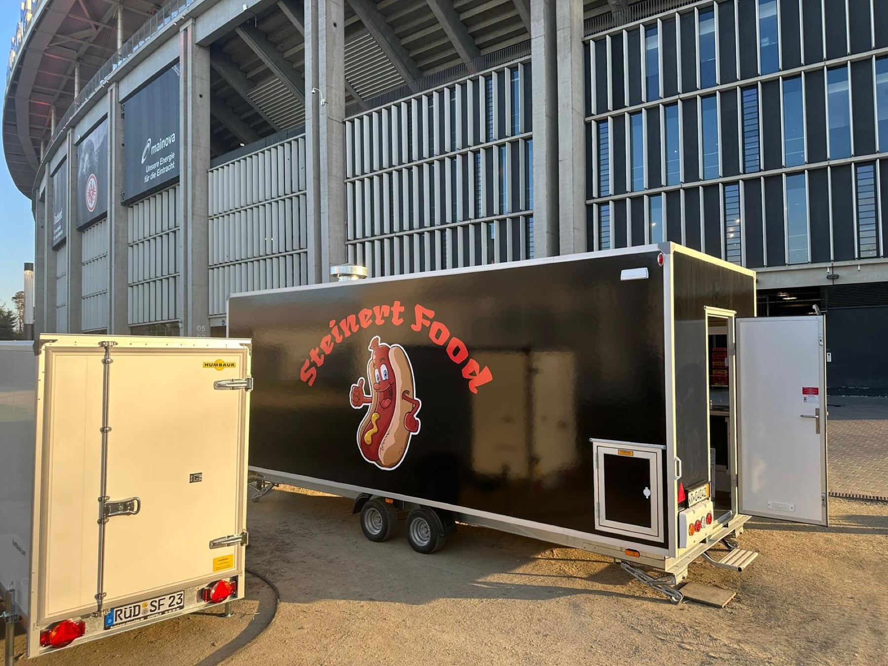 Großer SteinertFood Verkaufswagen direkt vor der Stadionfassade.
